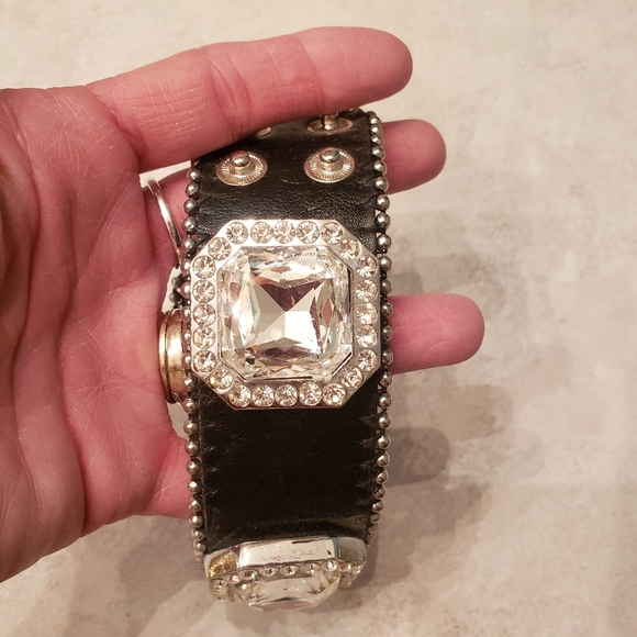 Very beautiful, cuff, leather, snap, rhinestone bracelet. Excellent condition. - Picture 4 of 4
